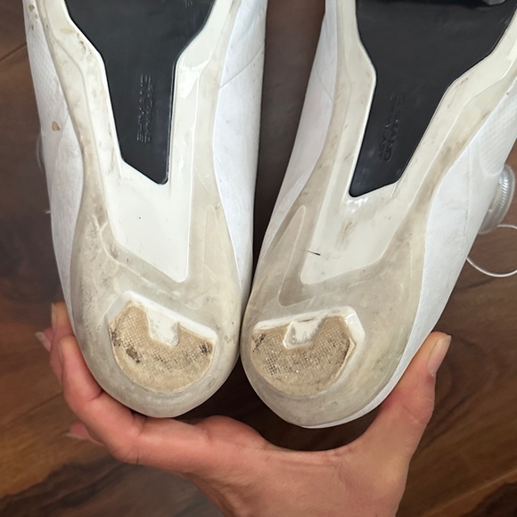 Shimano White Clip In Cycling Shoes with Velcro Straps - Picture 7 of 9